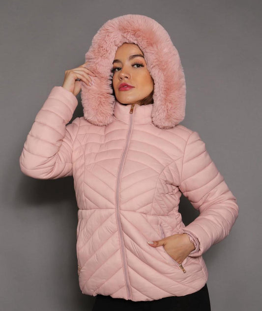 Jaqueta Feminina Matelassê com Capuz Forrado em Pelúcia